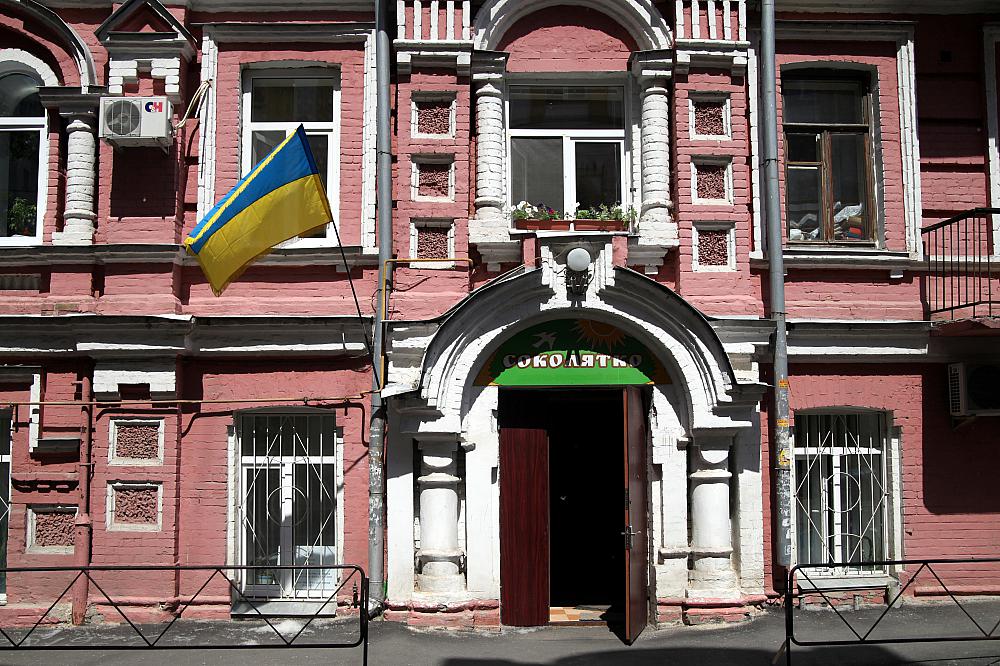 Haus in Kiew mit urkainischer Flagge