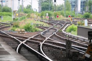 Schienen am Bahnsteig