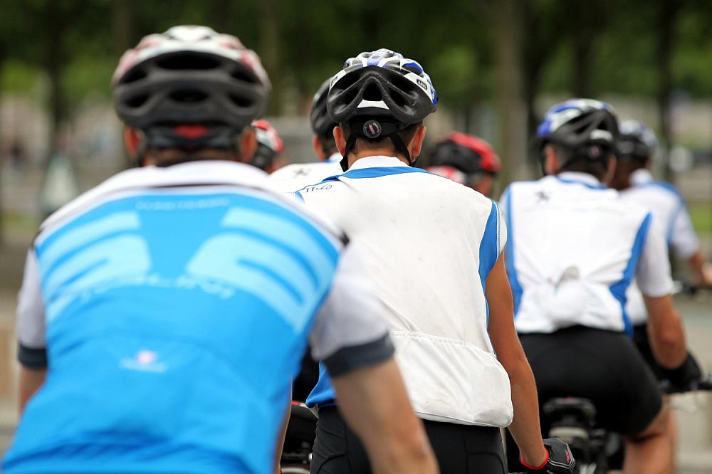 Rad-Rennfahrer mit Fahrradhelm