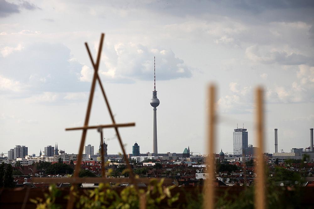 Dachterrasse in Berlin mit Blick auf den Berliner Fernsehturm