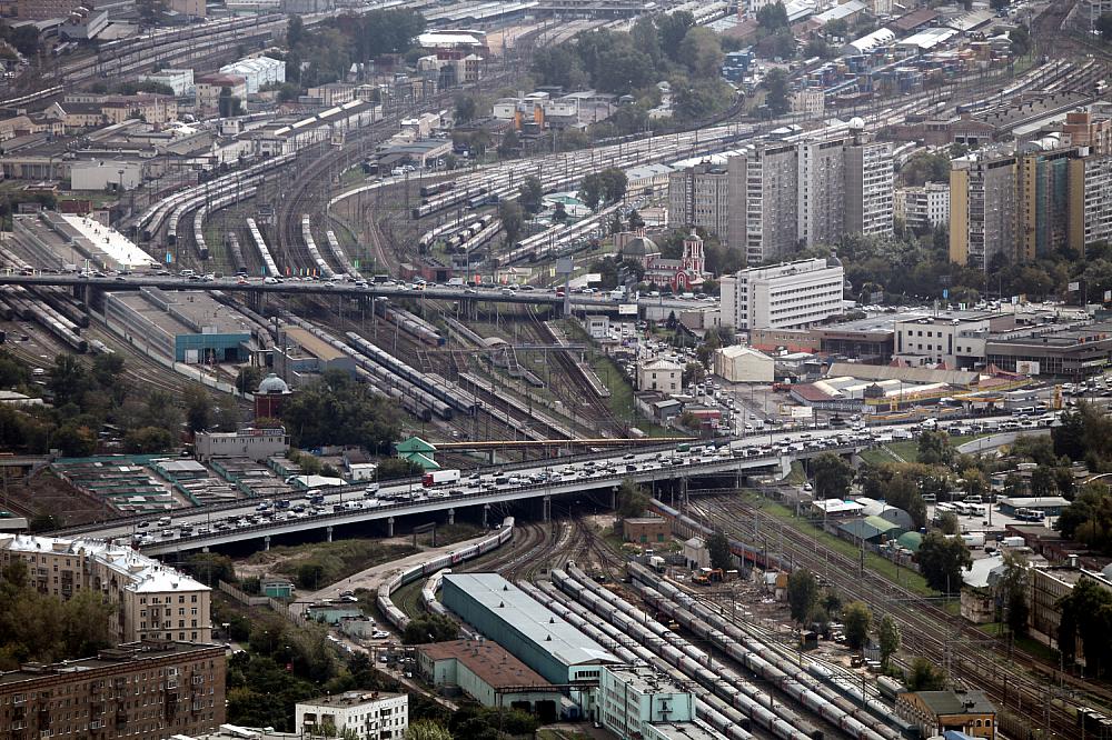 Straßenverkehr und Zugverkehr in Moskau (Russland) (Archiv)