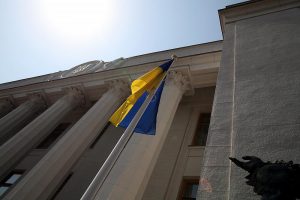 Ukrainische Flagge vor dem Parlament in Kiew (Archiv)