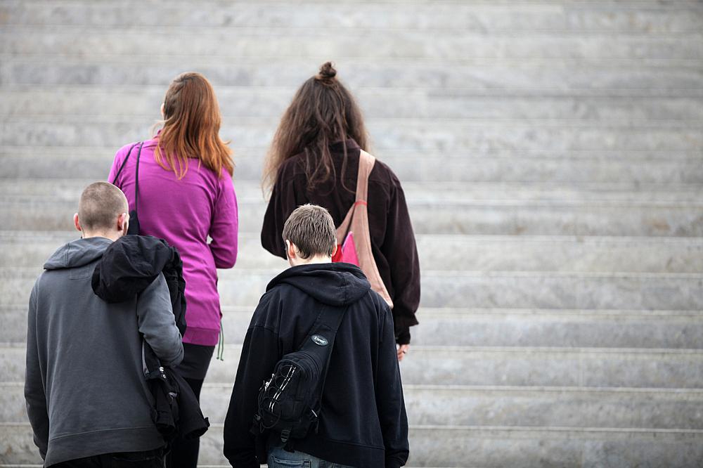 Vier junge Leute auf einer Treppe