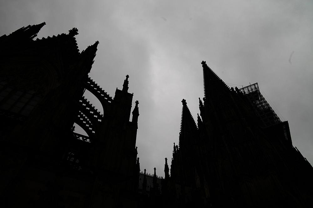 Kölner Dom dunkel unter grauen Wolken (Archiv)