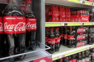 Coca-Cola in einem Supermarktregal (Archiv)
