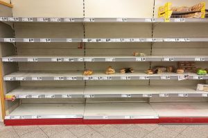 Fast ausverkauftes Brot im Supermarkt zu Beginn der Corona-Pandemie