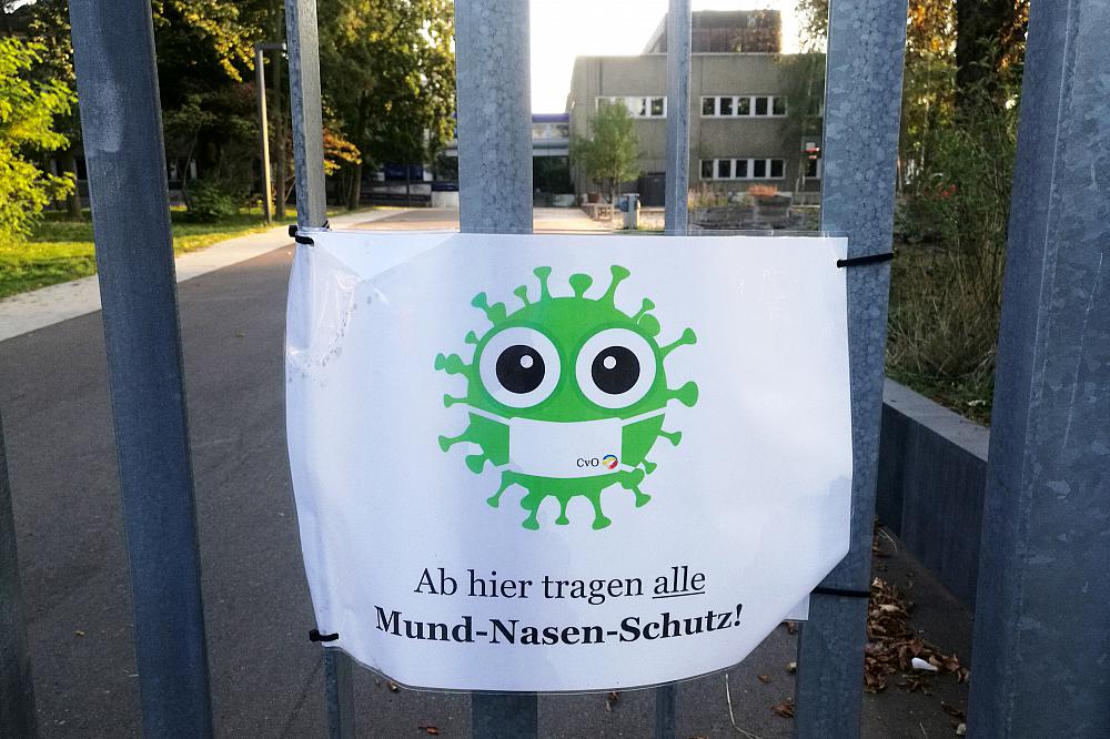 Corona-Hinweis an einer Schule