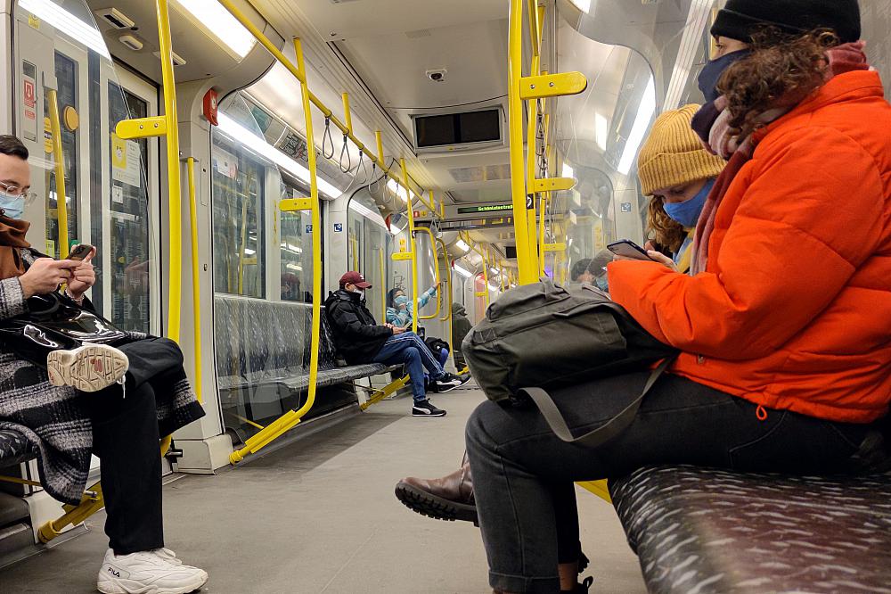 Fahrgäste mit Maske in einer U-Bahn