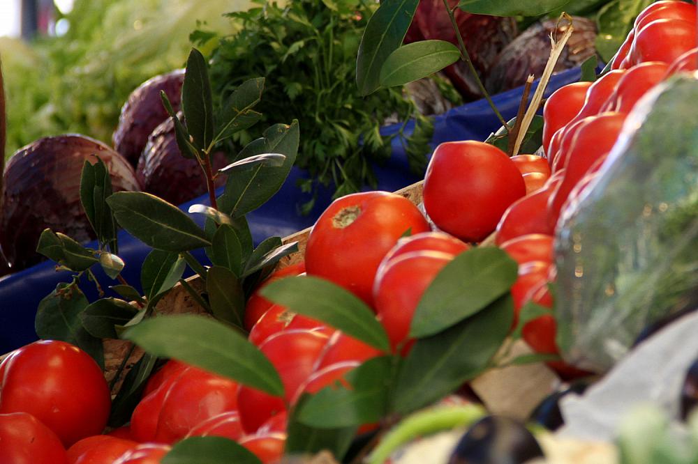 Tomaten an einem Gemüsestand