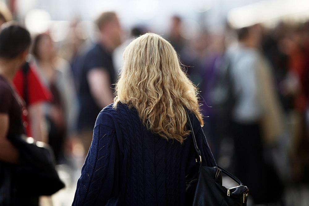 Blonde Frau mit Locken (Archiv)