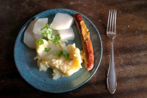 Bratwurst mit Kartoffelbrei und Kohlrabi (Archiv)
