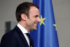 Emmanuel Macron vor EU-Fahne
