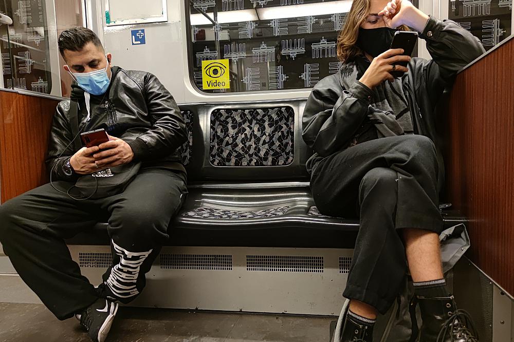 Männer mit Maske in einer U-Bahn
