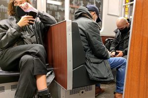 Männer mit Maske in einer U-Bahn