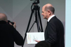 Olaf Scholz mit Koalitionsvertrag