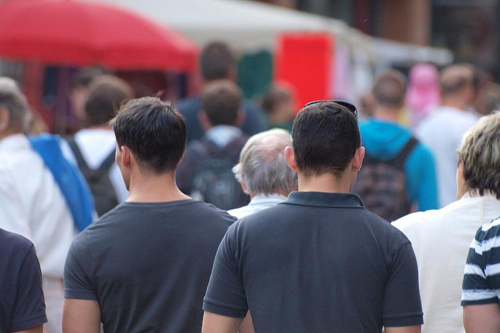 Männer in einer Fußgängerzone