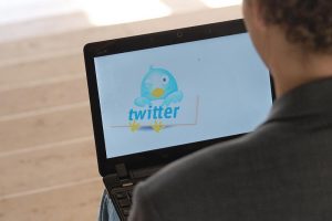 Twitter-Nutzer an einem Computer (Archiv)