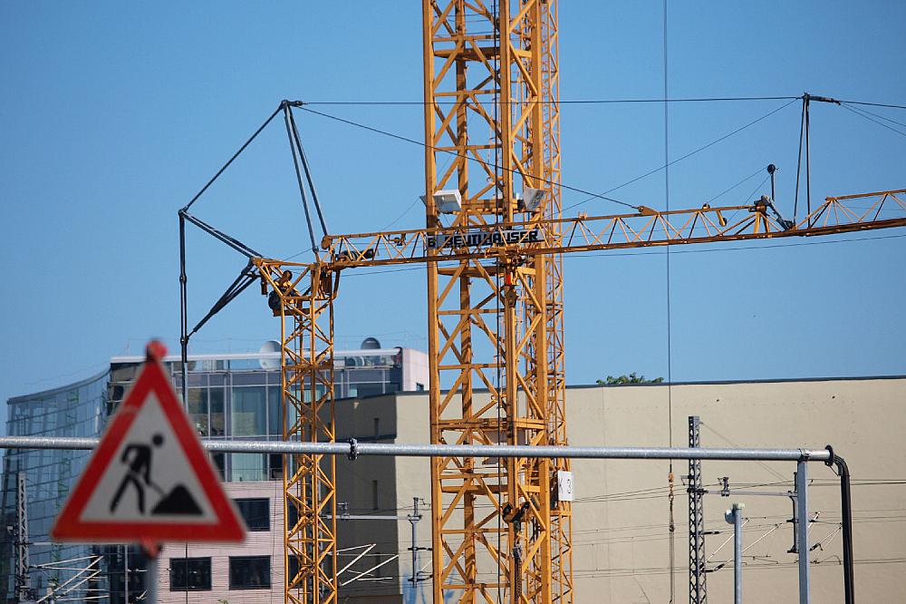 Baukräne auf einer Baustelle (Archiv)