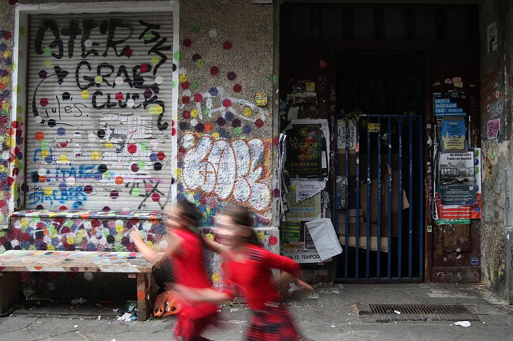 Kinder vor einem unsanierten Haus in Berlin-Neukölln (Archiv)