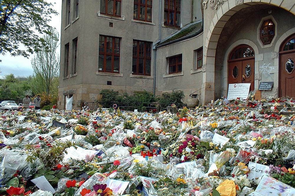 Blumenmeer vor dem Gutenberg-Gymnasium in Erfurt 2002