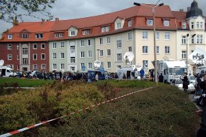 Ü-Wagen vor dem Gutenberg-Gymnasium in Erfurt 2002