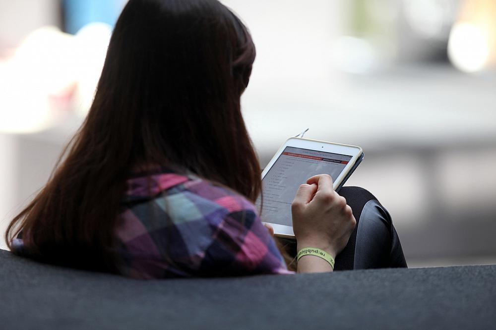 Frau mit Tablet (Archiv)