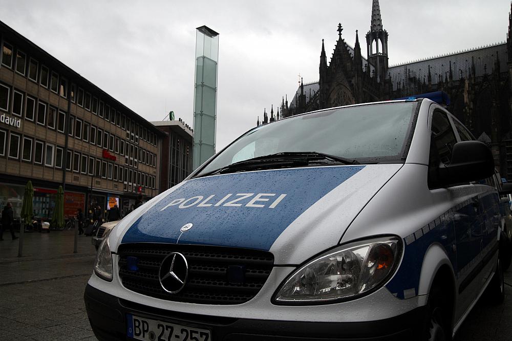 Polizeiauto vor Kölner Dom und Hauptbahnhof (Archiv)