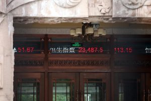 Chinesische Börsenkurse auf einem Laufband
