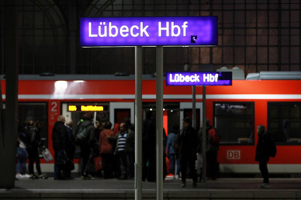 Passagiere im Lübeck Hbf (Archiv)