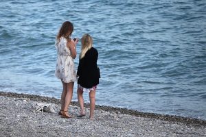 Zwei junge Frauen am Strand