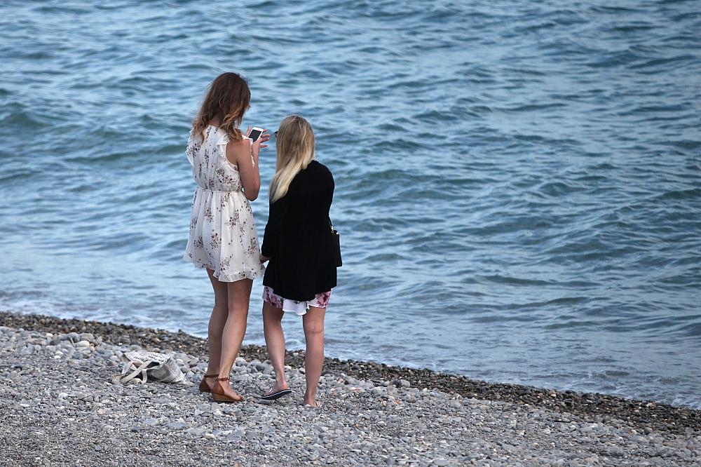 Zwei junge Frauen am Strand