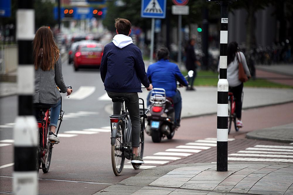 Fahrradfahrer und Rollerfahrer (Archiv)