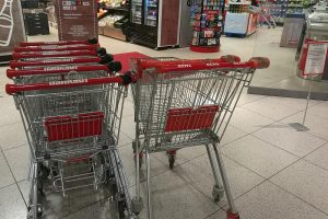 Einkaufswagen vor einem Supermarkt (Archiv)