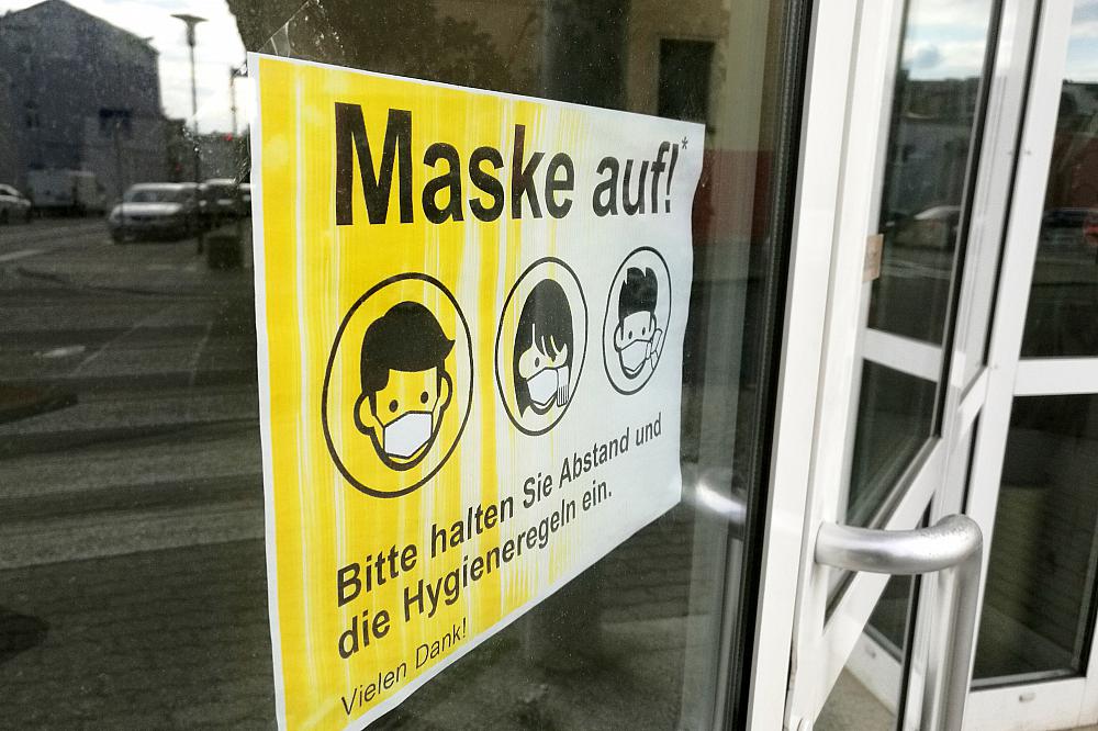 Schild mit der Aufschrift "Maske auf"