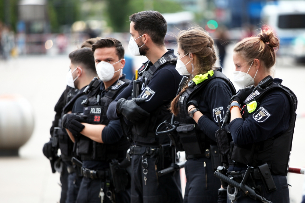 Polizei mit Mundschutz