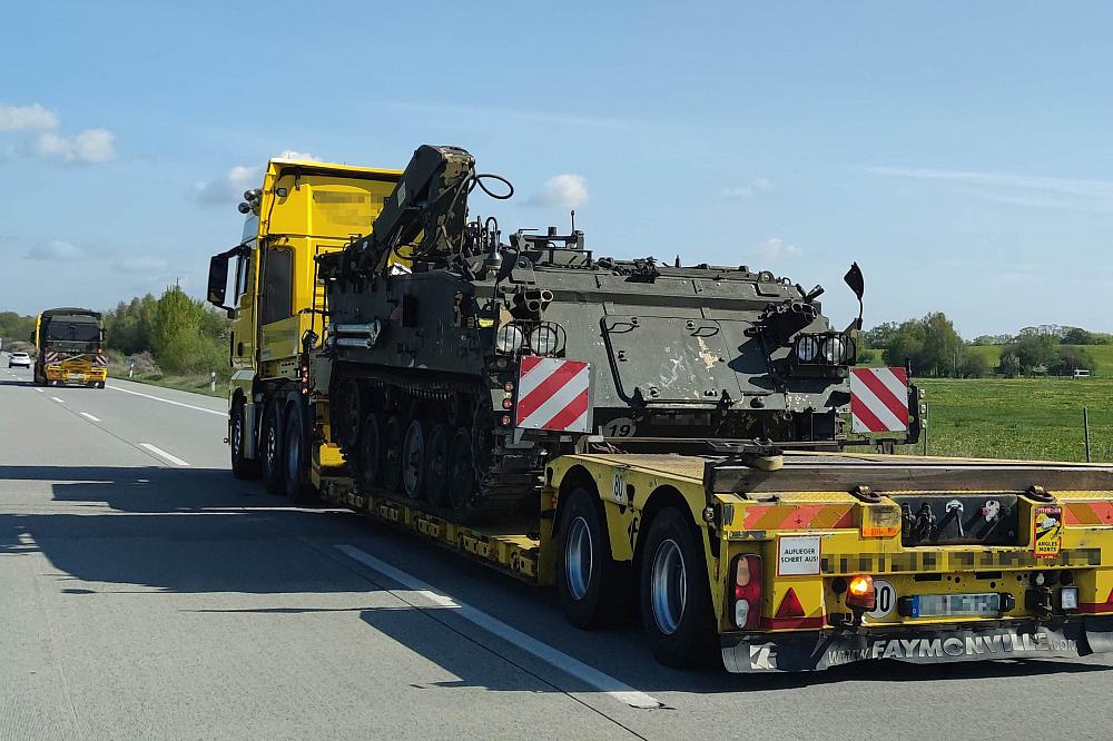 Panzer-Transport auf der Autobahn