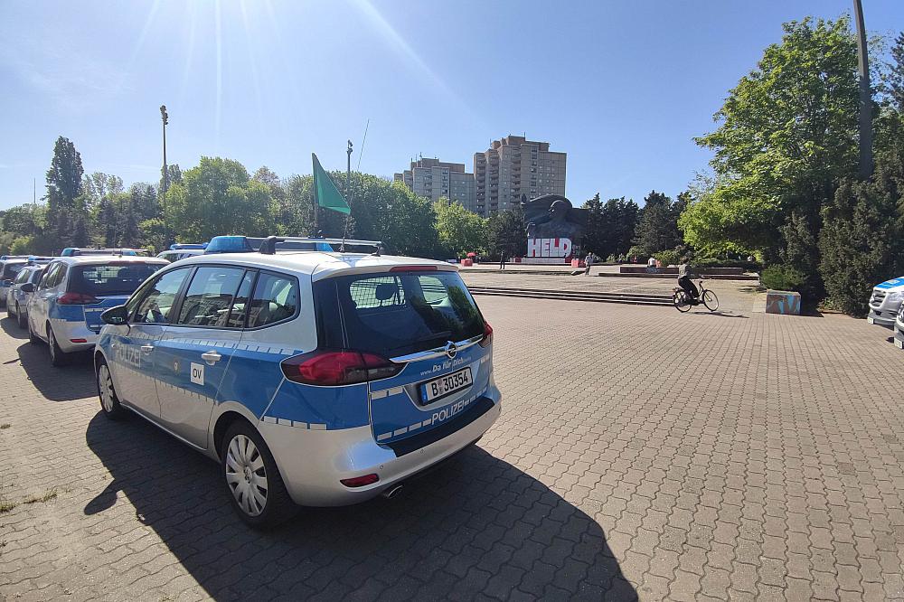 Polizei vor Gedenkort in Berlin am 8. Mai 2022