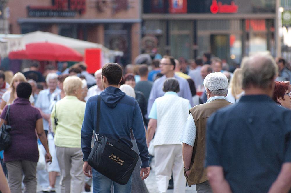 Menschen in einer Fußgängerzone (Archiv)