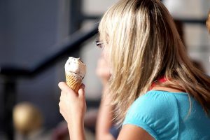 Frau mit Eis (Archiv)