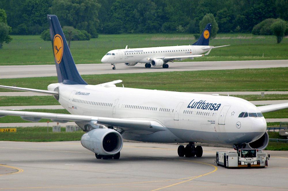 Lufthansa-Maschinen am Flughafen