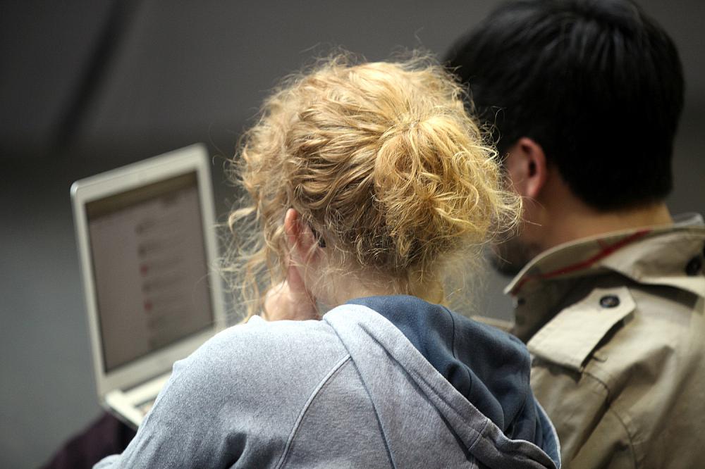 Frau und Mann am Computer