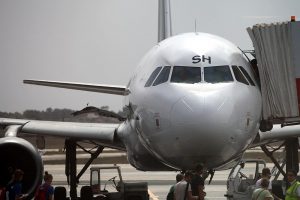 Flugzeug mit Passagieren auf dem Rollfeld (Archiv)