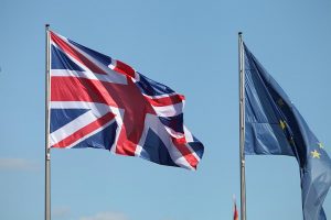 Fahnen von EU und Großbritannien (Archiv)