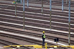 Arbeiter auf Gleisanlage (Archiv)