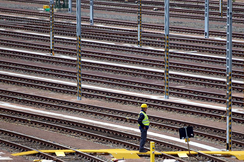 Arbeiter auf Gleisanlage