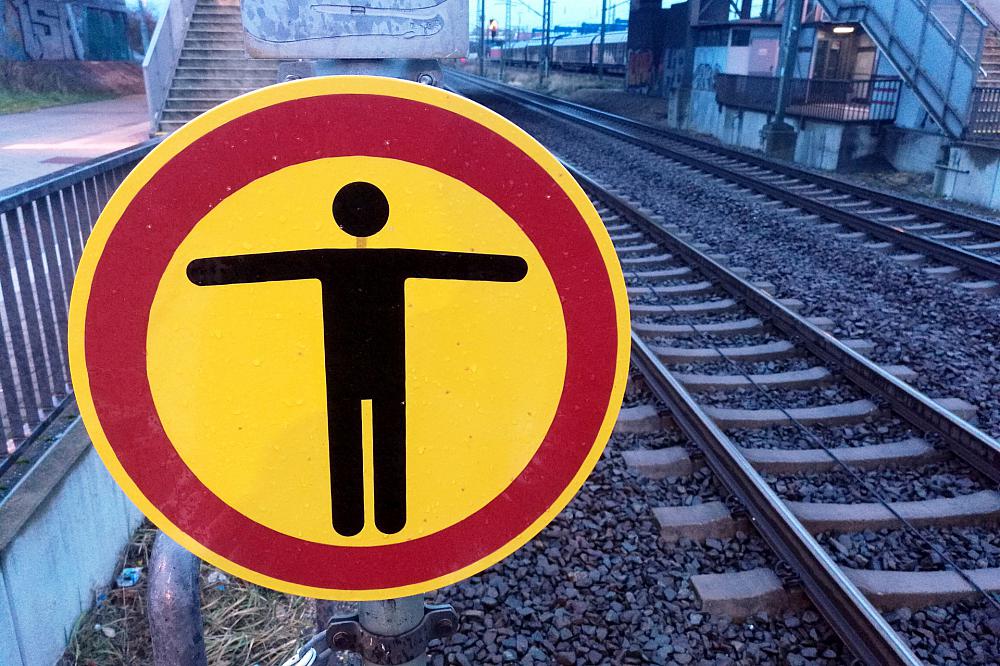 Warnschild bei der Bahn (Archiv)