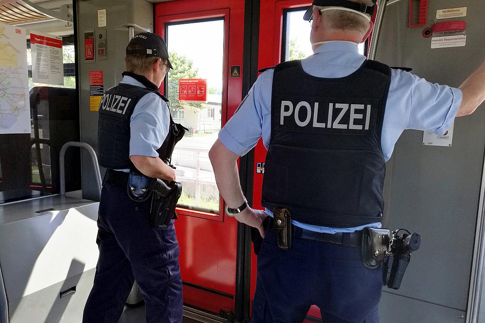 Zwei Polizisten im Zug (Archiv)