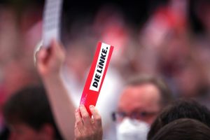 Abstimmung auf Linke-Parteitag in Erfurt 2022