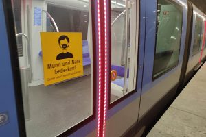Hinweis auf die Maskenpflicht an einer Münchner U-Bahn