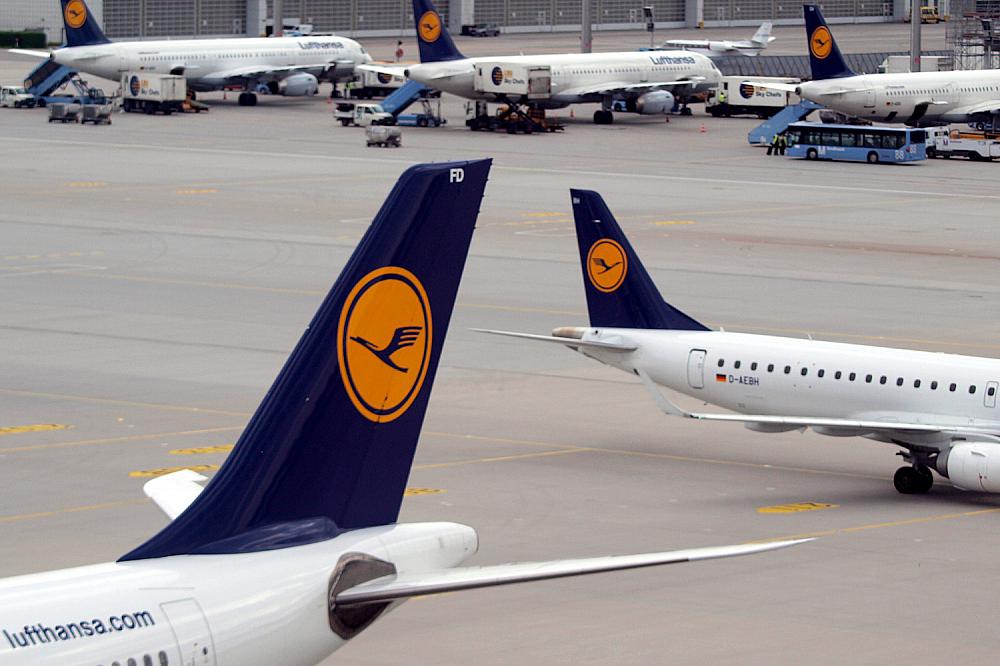 Lufthansa-Maschinen am Flughafen